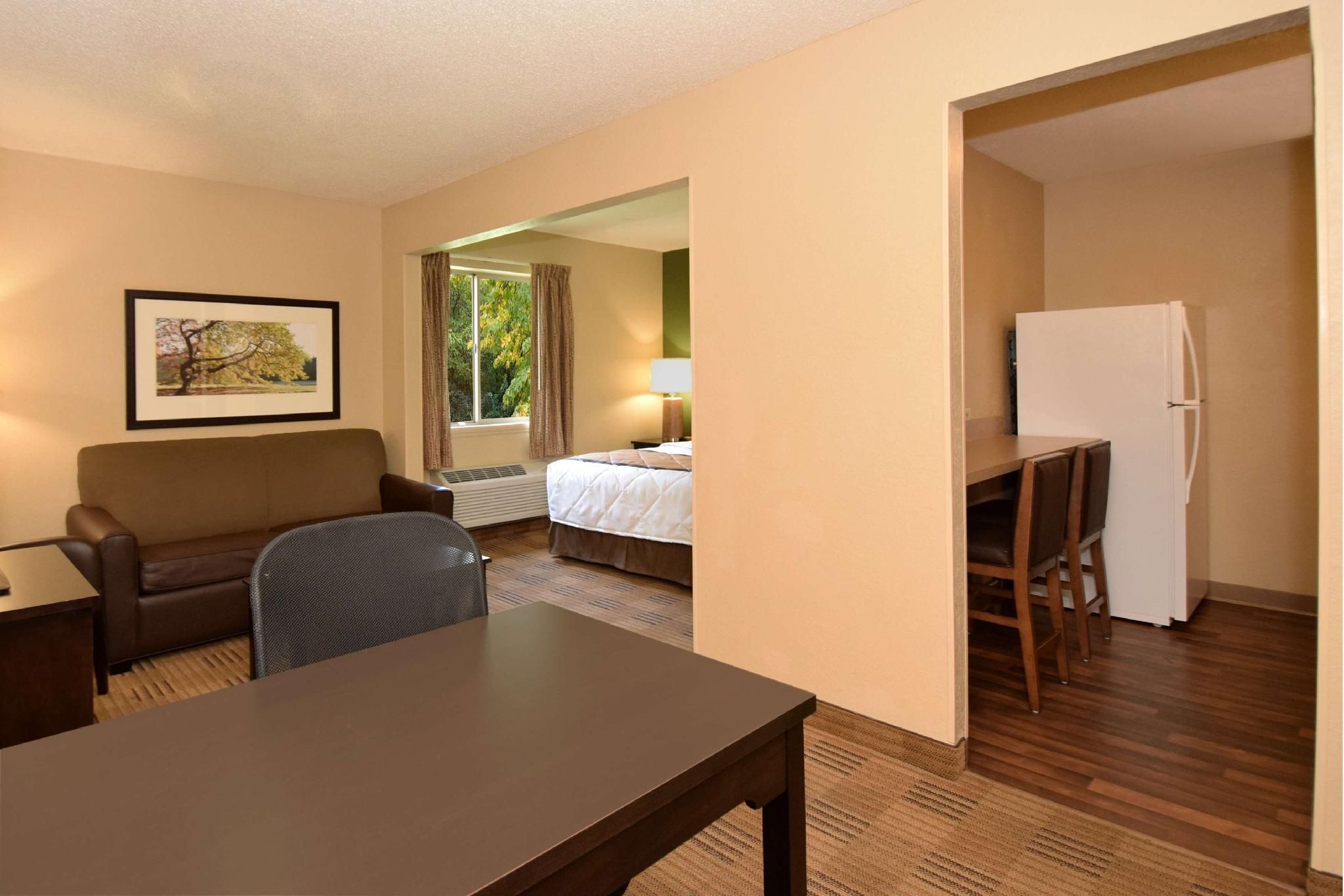 Deluxe Studio with 1 Queen Bed - Acessible Non-Smoking