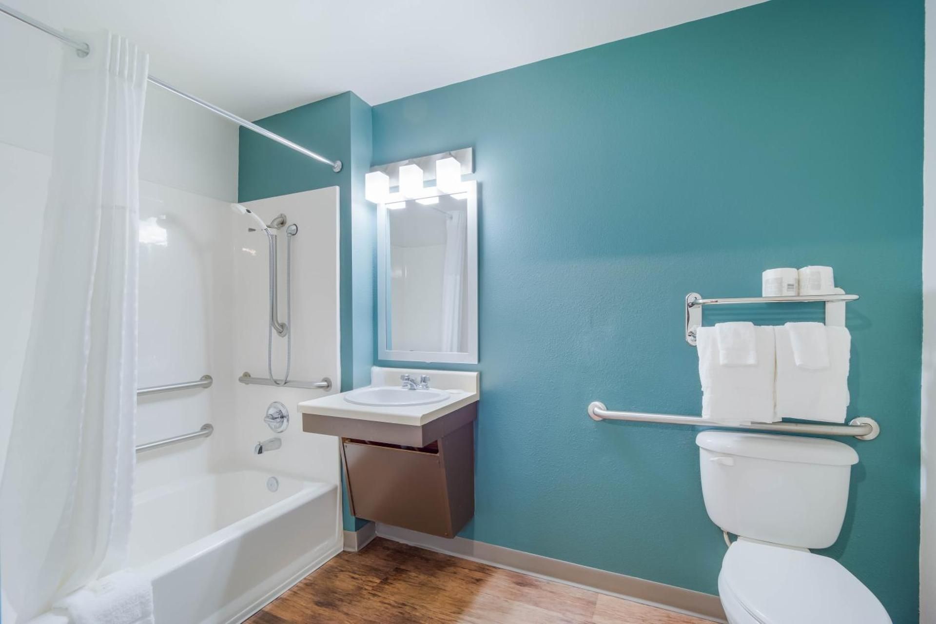 Queen Room with Tub - Disability Access/Non-Smoking
