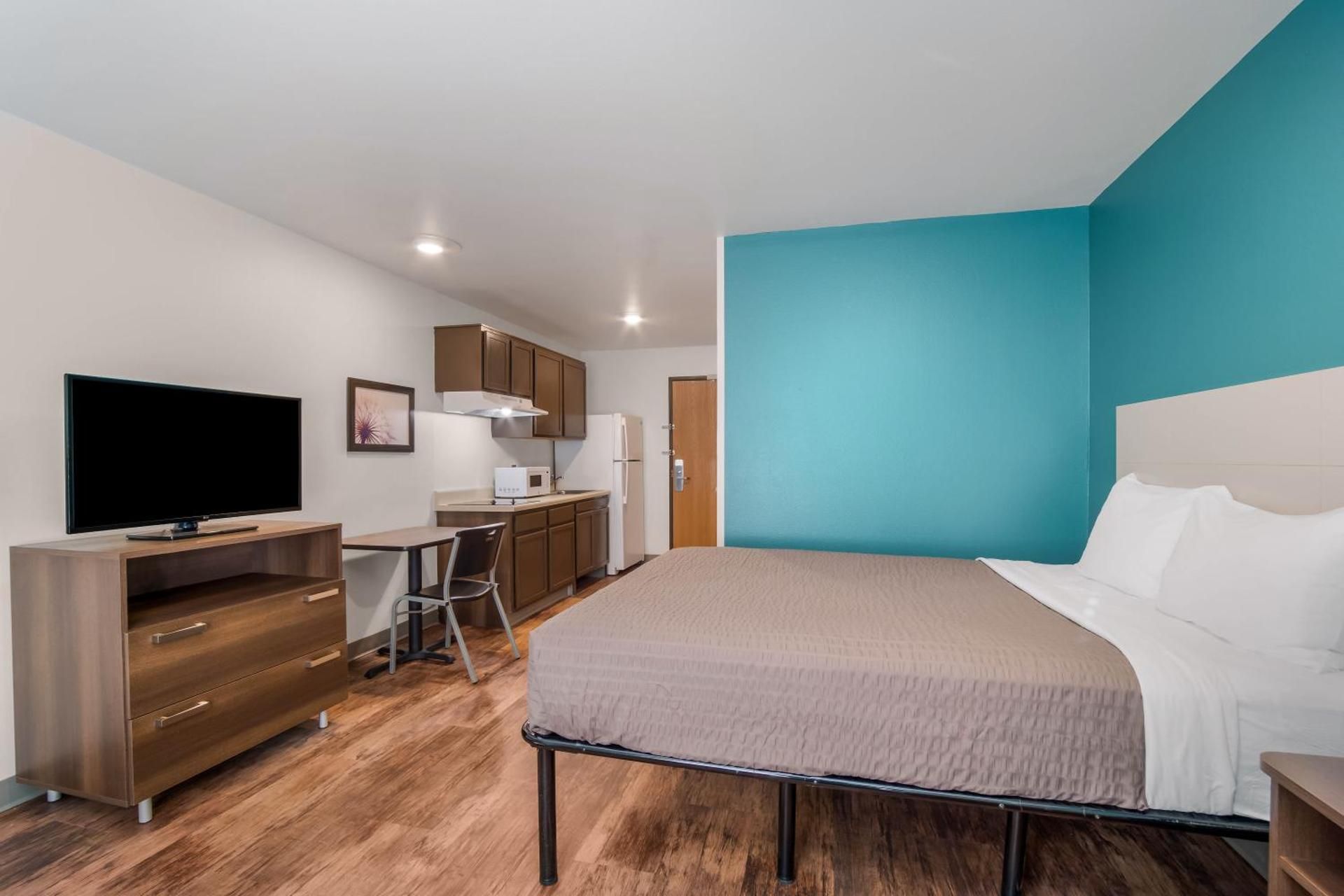Queen Room with Roll-In Shower - Disability Access/Non-Smoking