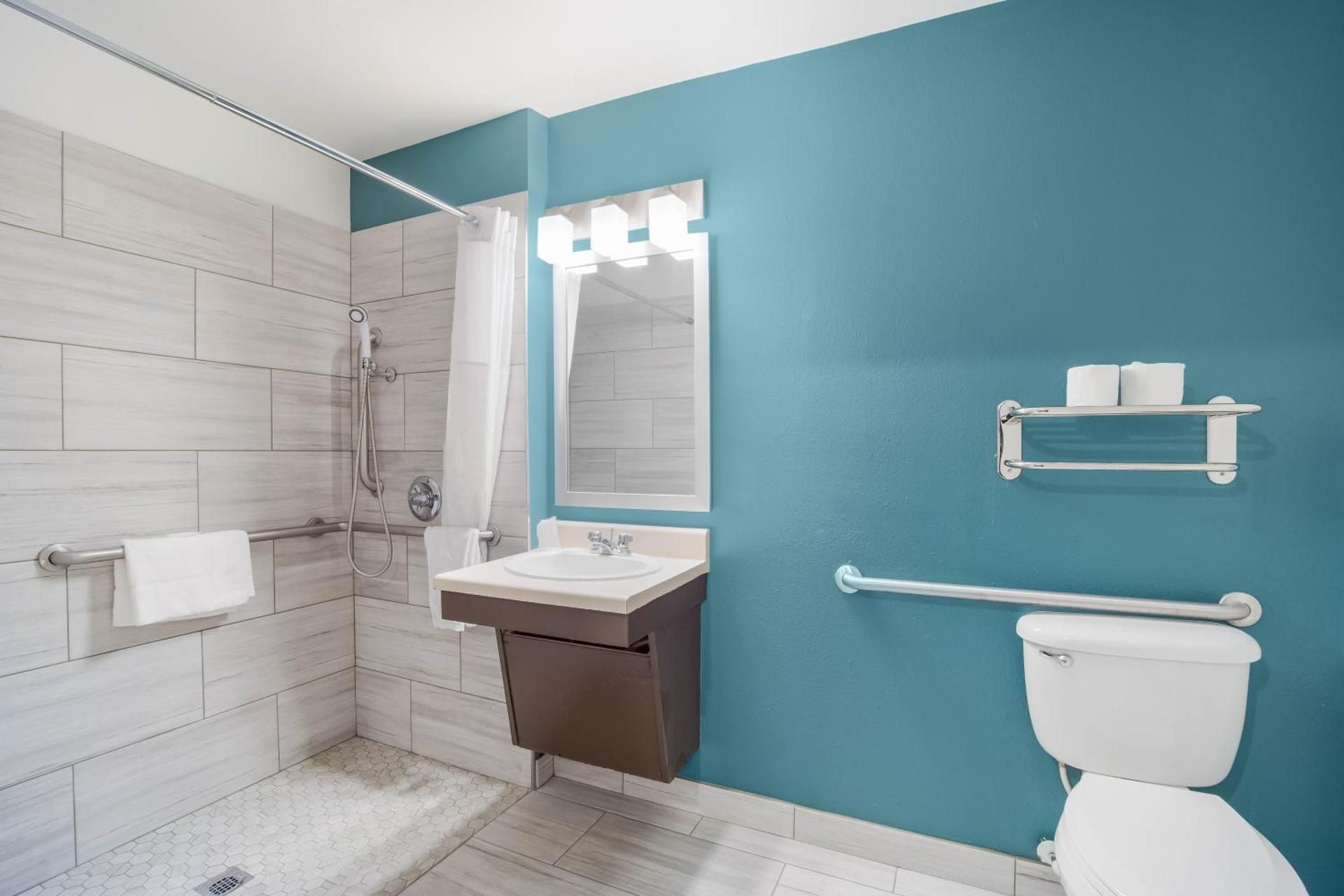 Queen Room with Roll-In Shower - Disability Access/Non-Smoking