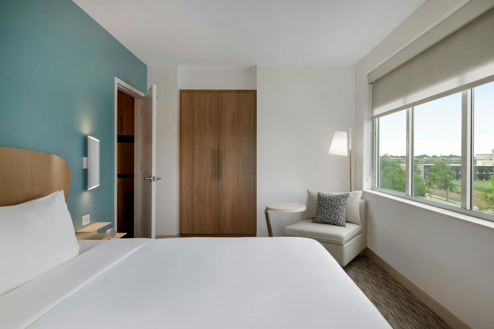 One-Bedroom Executive Suite with One King Bed and Roll-In Shower - Mobility Accessible