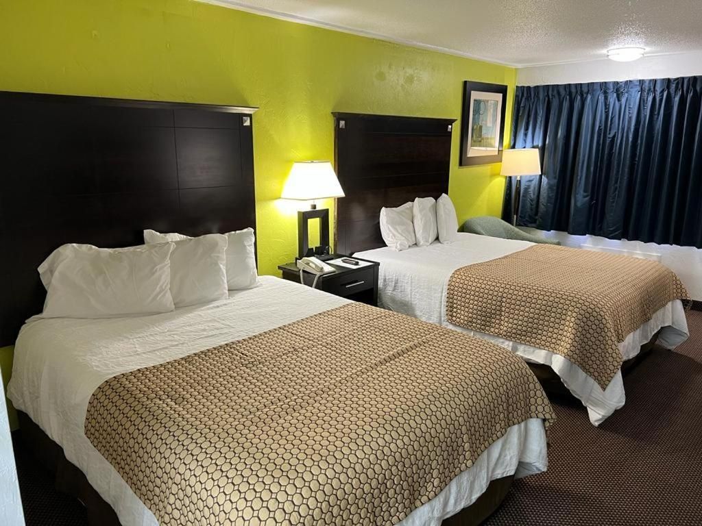Queen Room Nonsmoking-pet-friendly