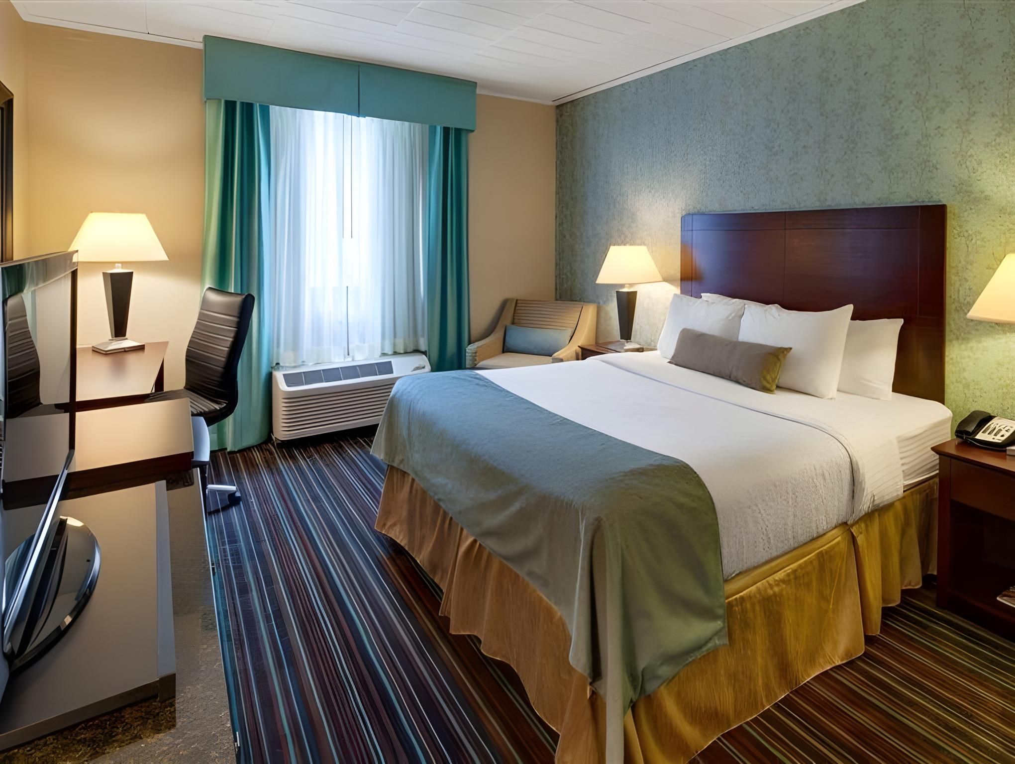 Spark by Hilton Lockport King Suite