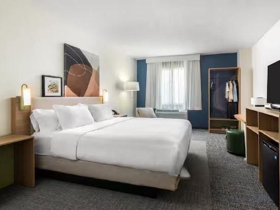 1 King Bed Hearing Accessible