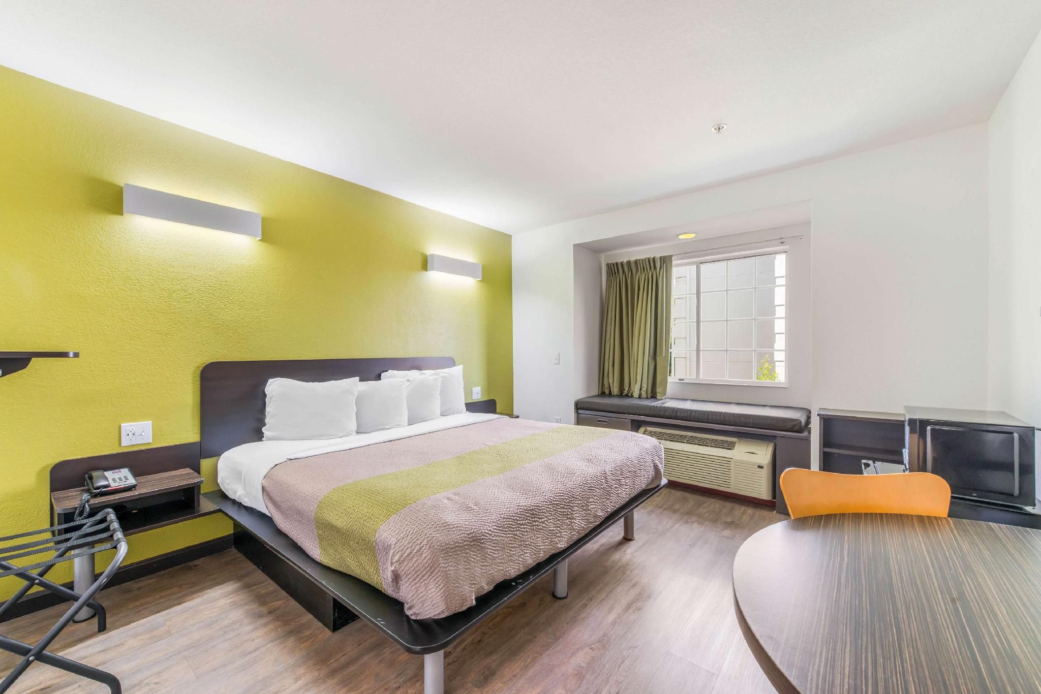 1 KING BED | ACCESSIBLE, NON-SMOKING