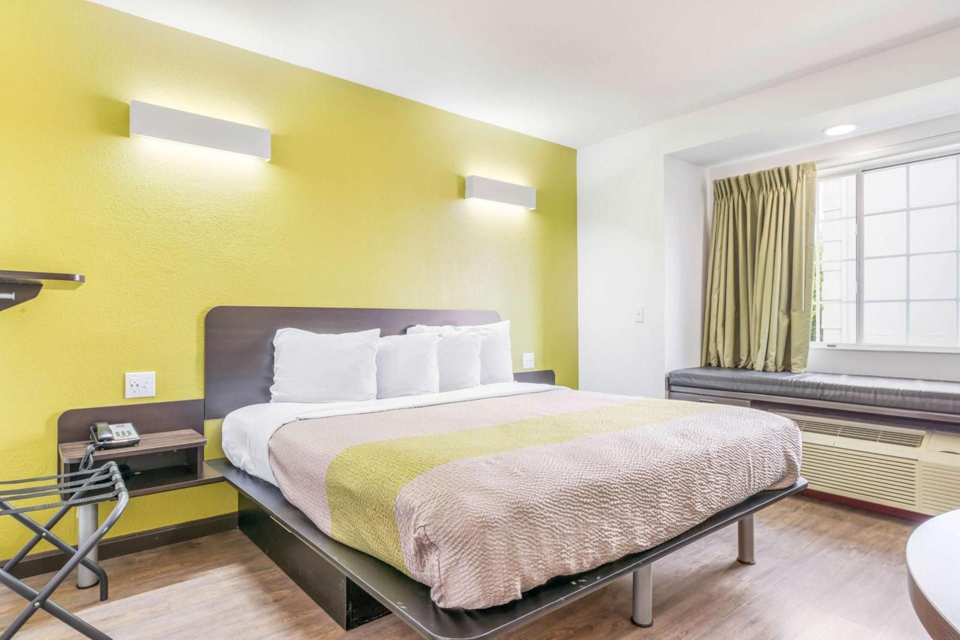 King Room with Roll-in Shower - Disability Access - Non-Smoking