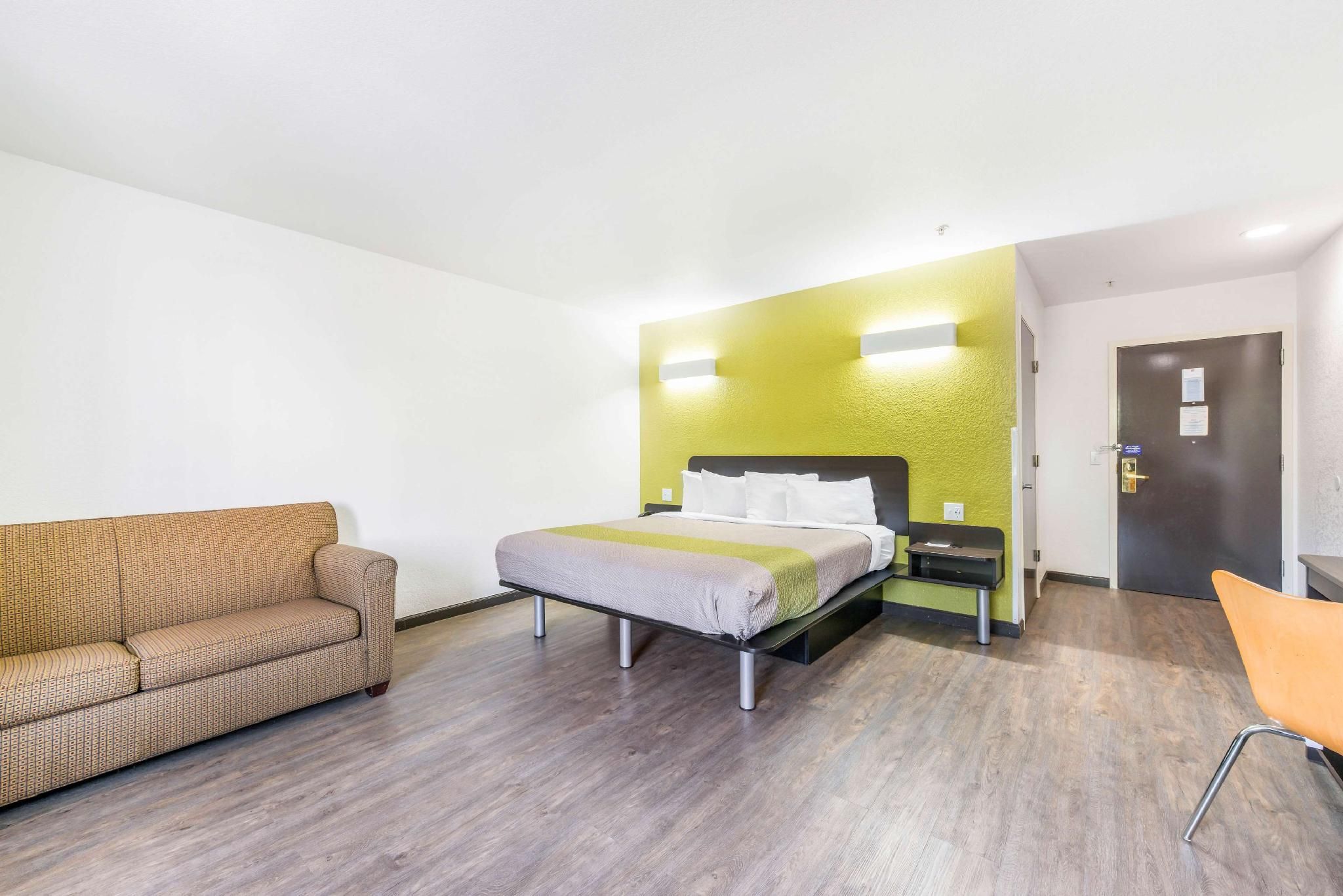 1 King Bed | Mobility Accessible RI Shower Nsmk