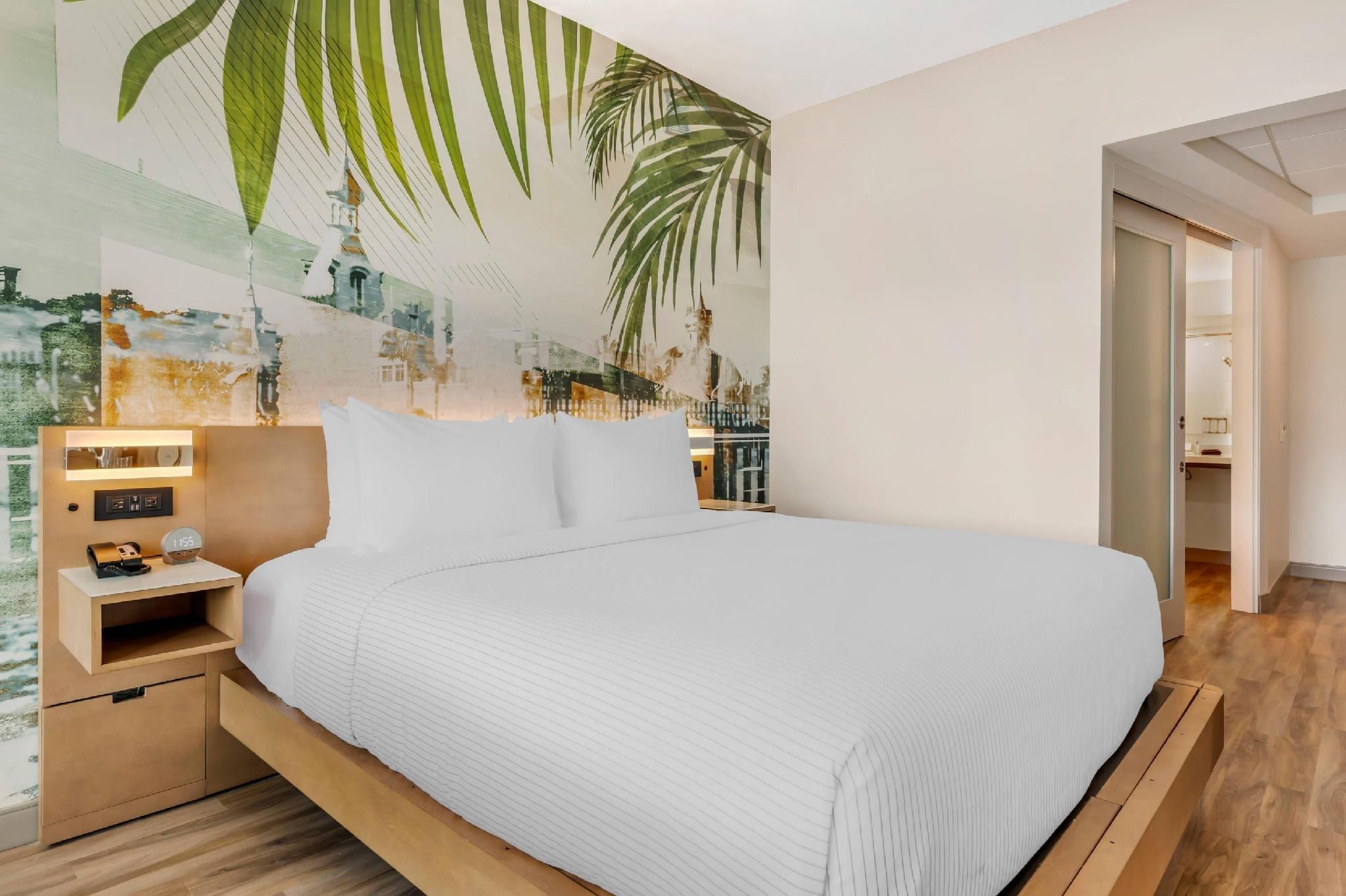 1 King Bed, Nonsmoking, Accessible