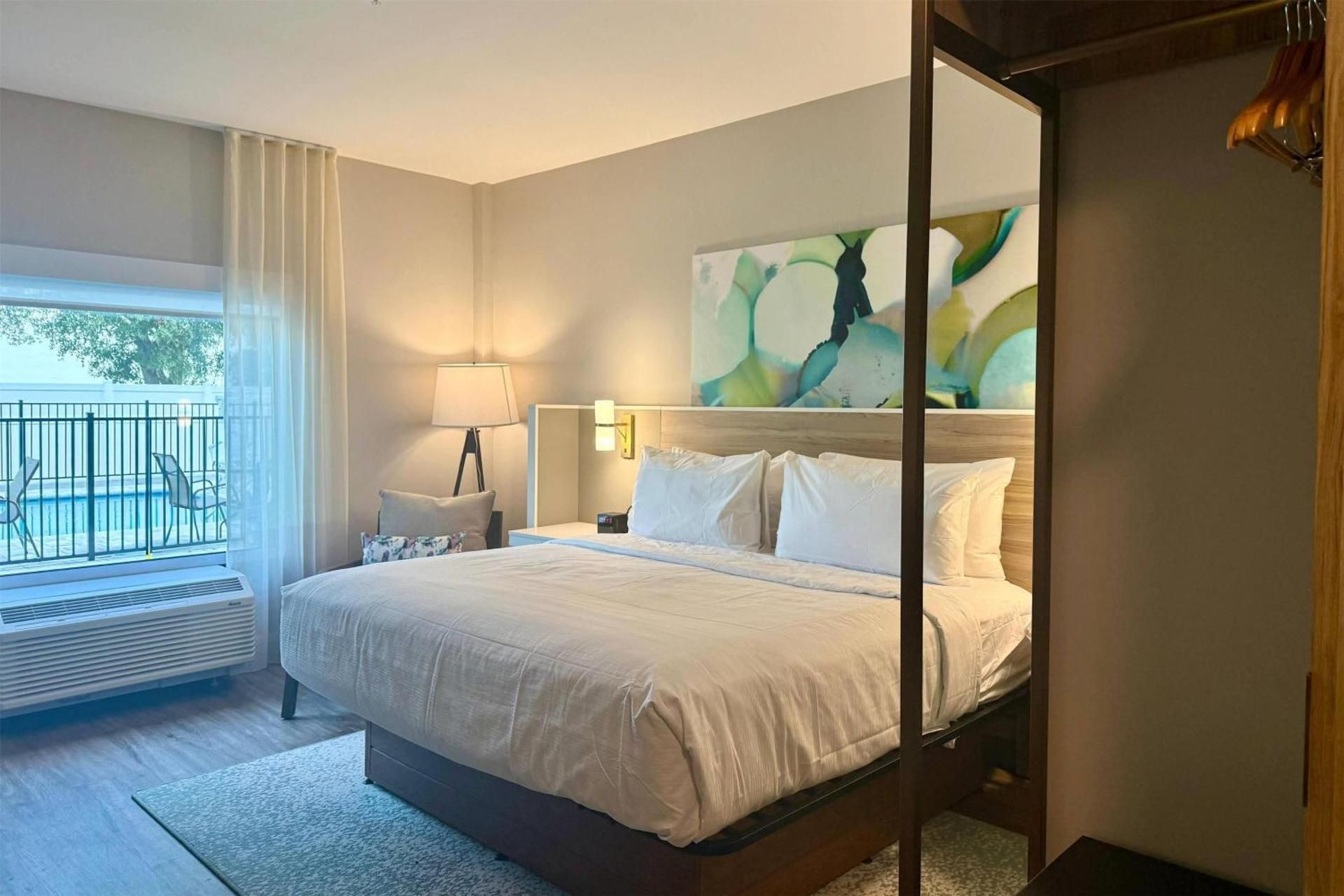 King Room with Tub and Grab Bars - Mobility/Hearing Accessible - Non-Smoking