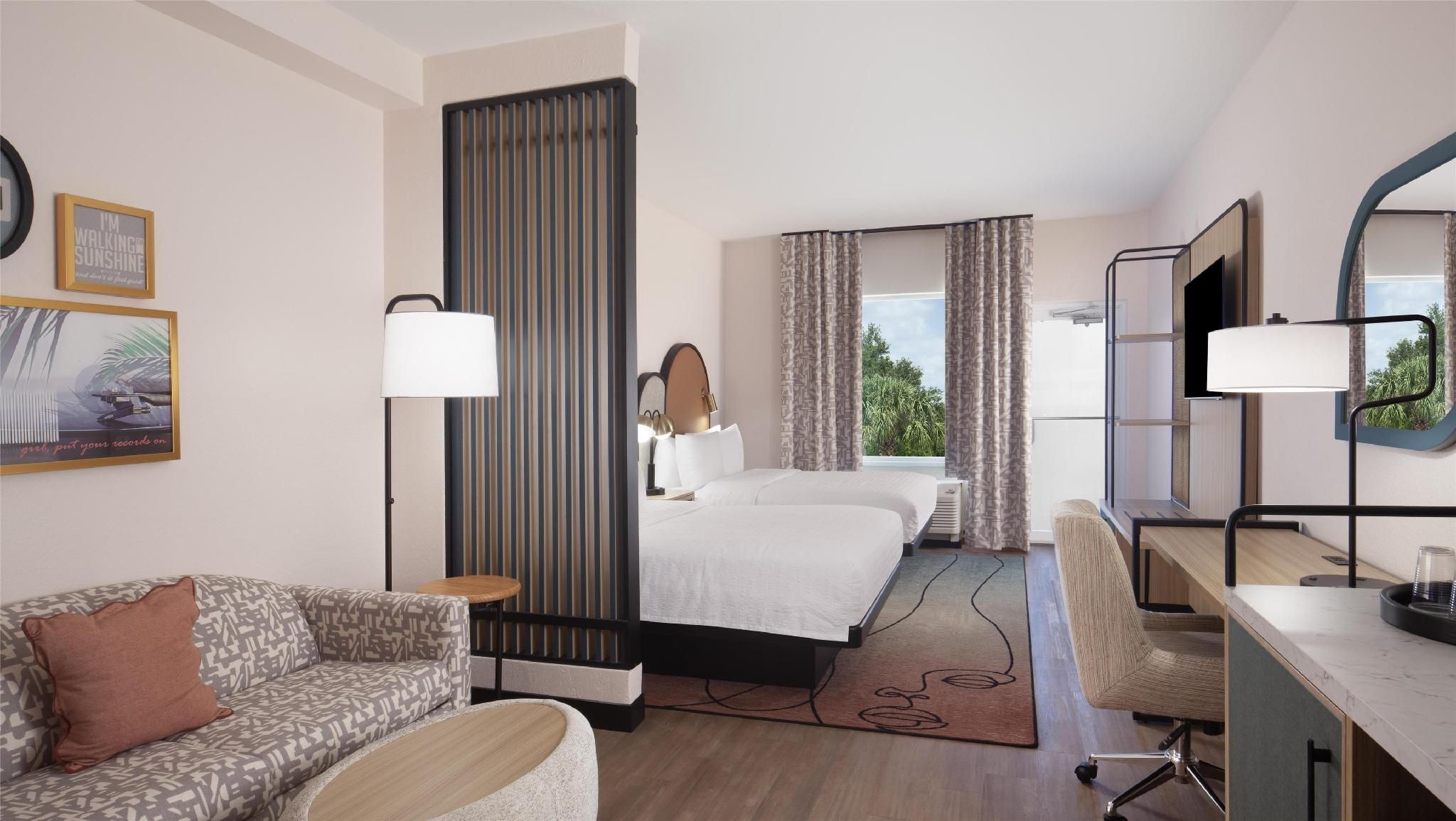 2 Queen Beds with Balcony