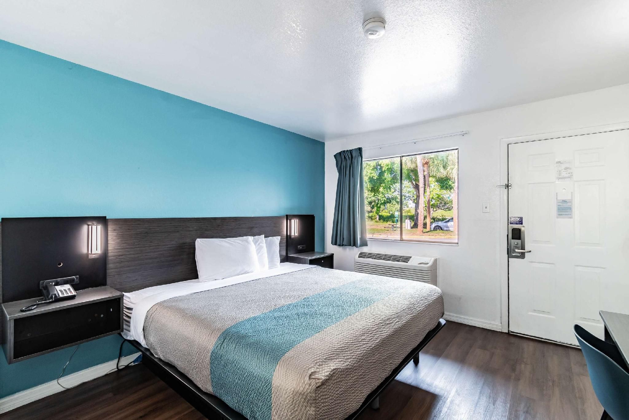 1 King Bed | Non-Smoking