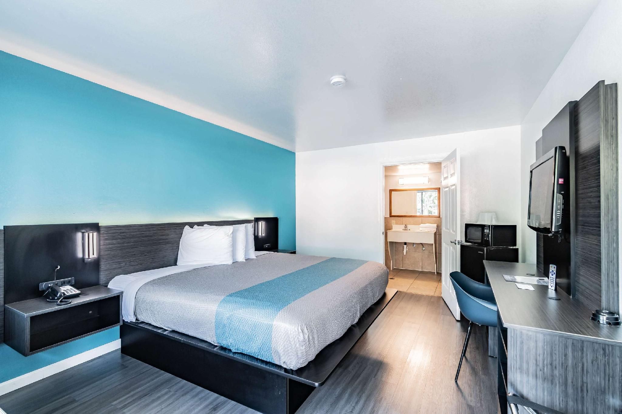 1 Queen Bed | Deluxe