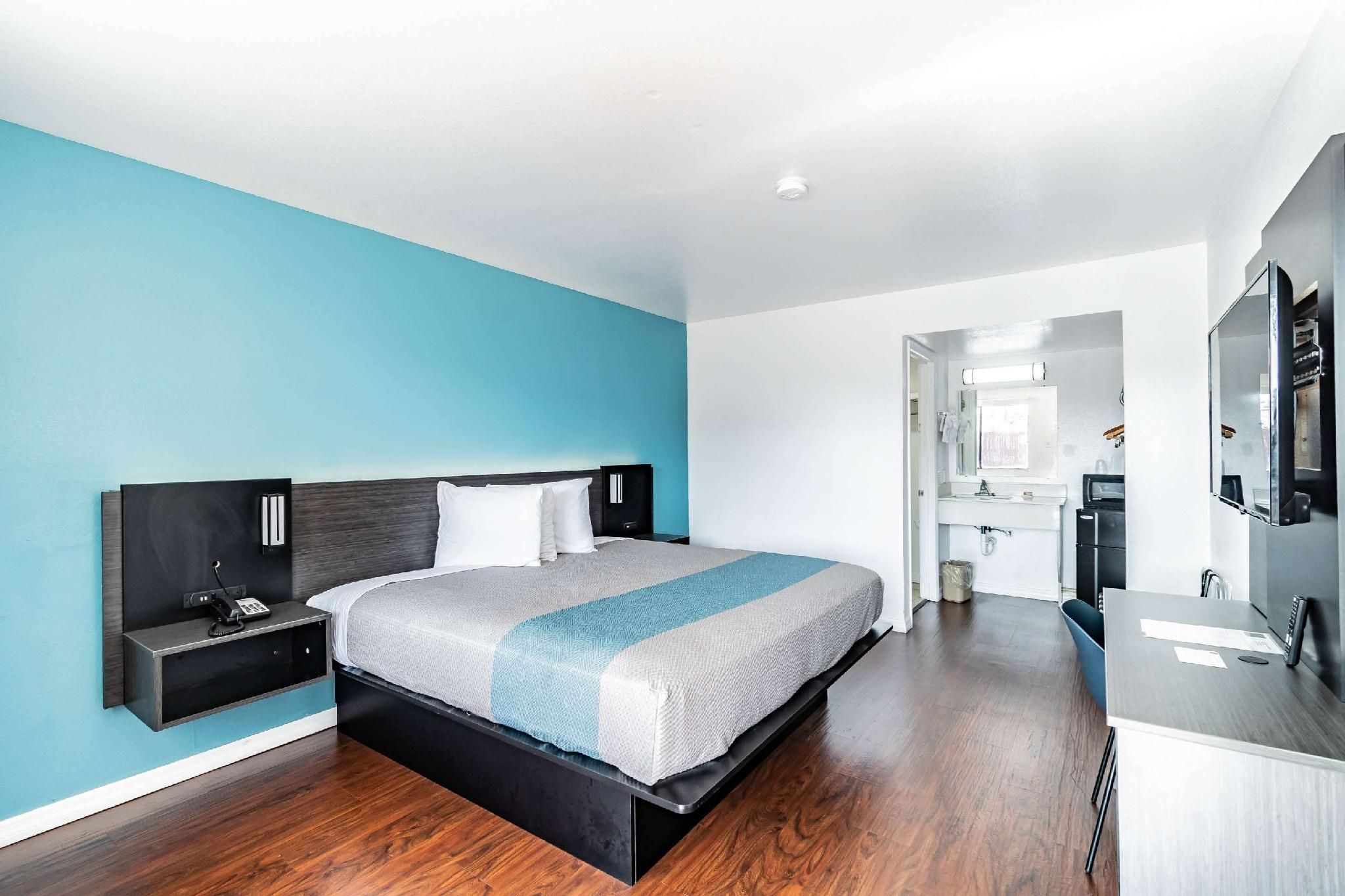 1 Queen Bed | Deluxe