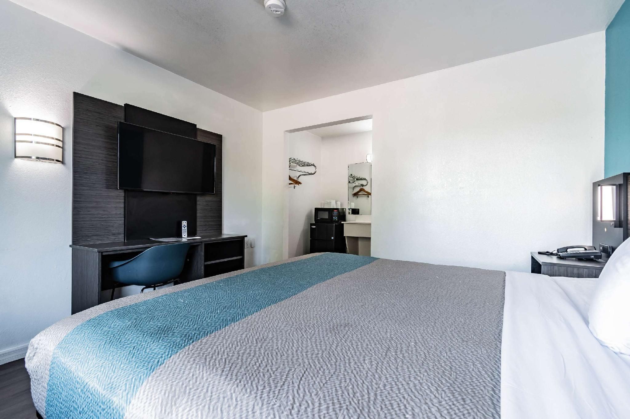 1 King Bed | Non-Smoking