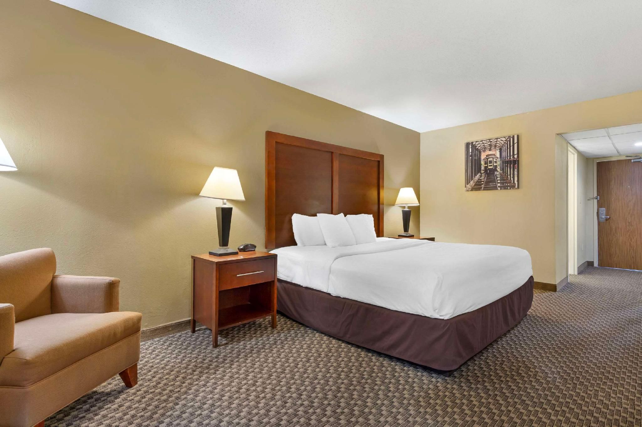 Clarion Pointe Research Triangle Park Durham 1 King Bed, Nonsmoking 2