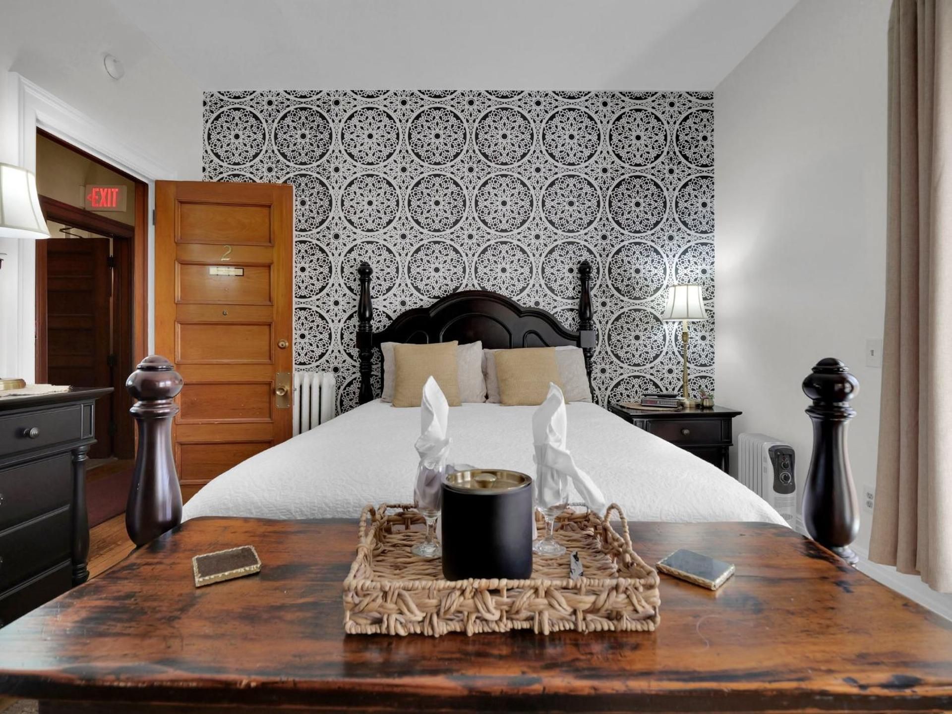 Old Library Inn Deluxe Queen Room