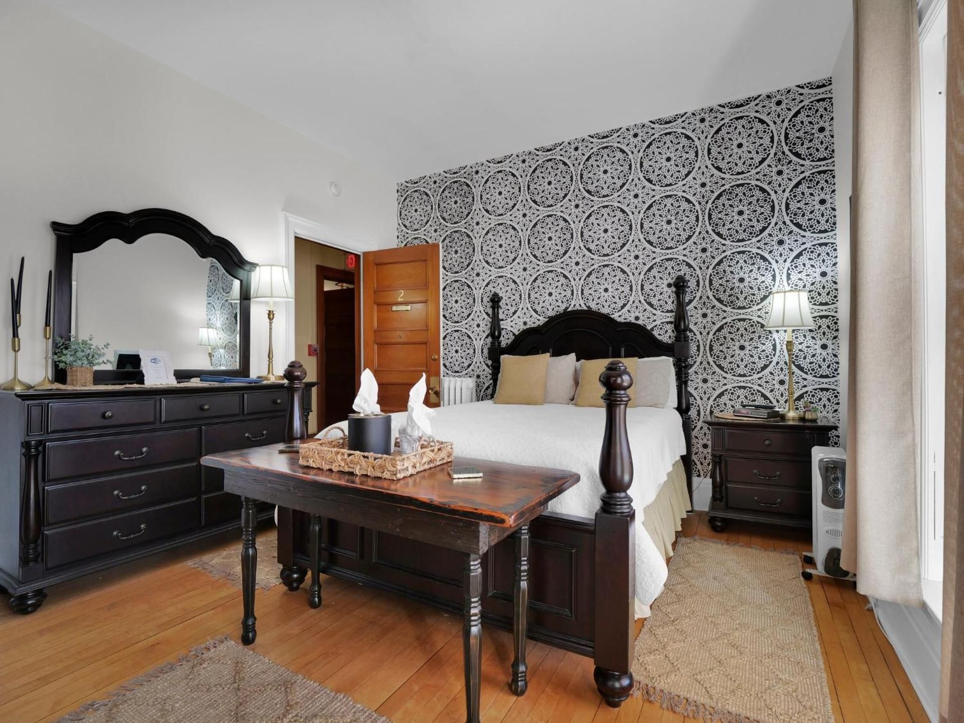 Old Library Inn Deluxe Queen Room 2