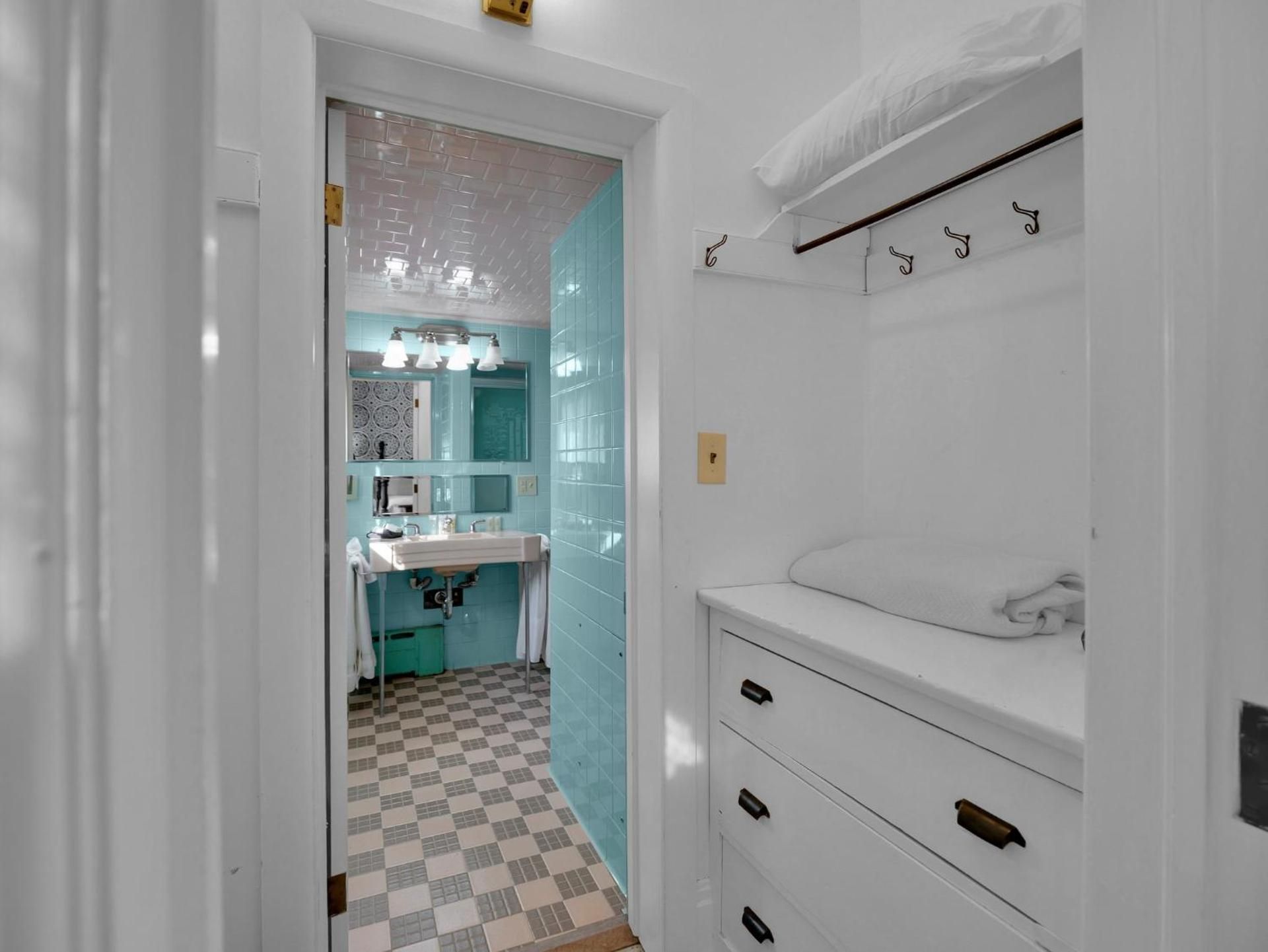 Old Library Inn Deluxe Queen Room 3