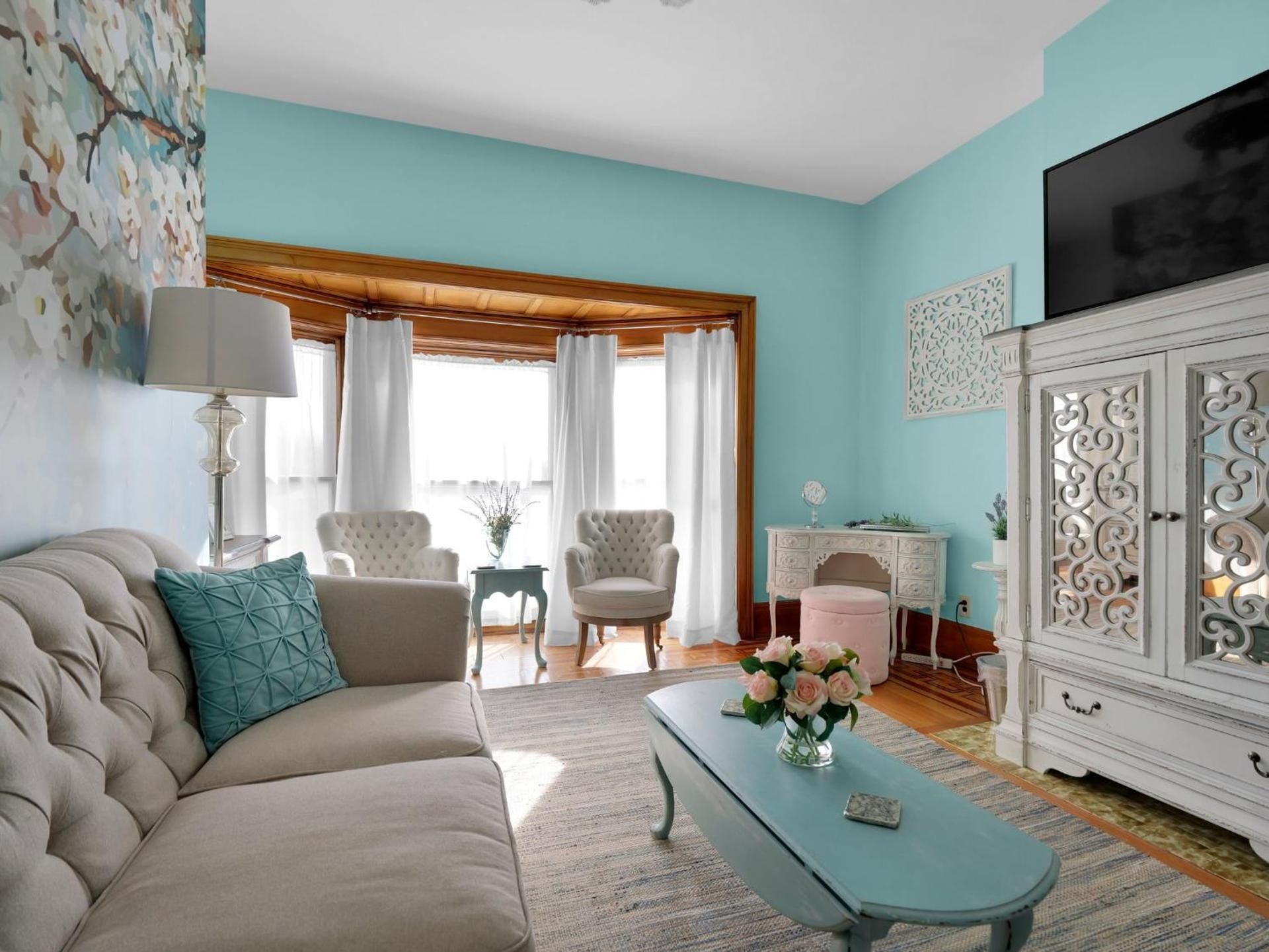 Old Library Inn Deluxe Queen Suite 3