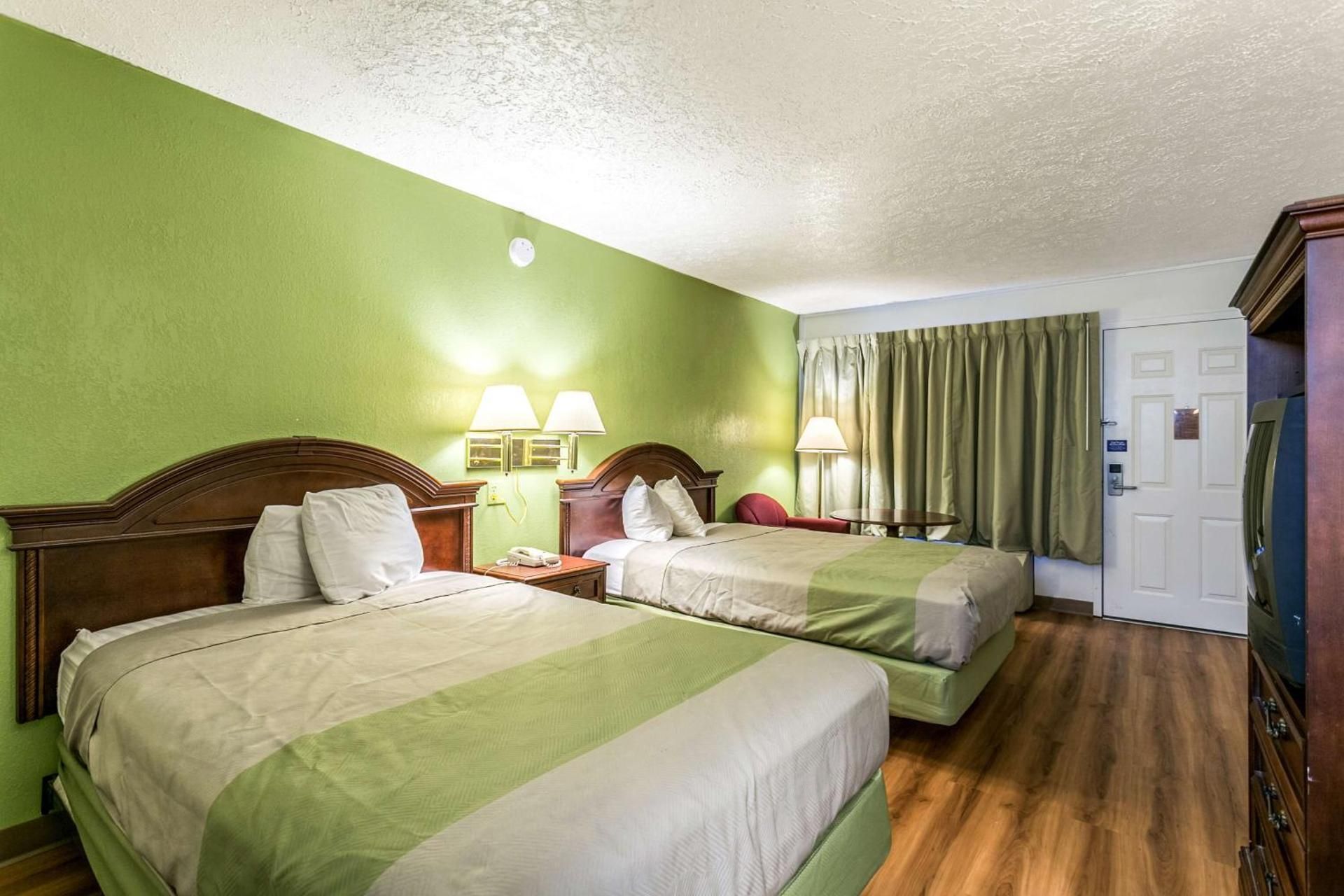 Americas Best Value Inn Edgewood 2 Double Beds Accessible Non-Smoking Roll In Shower 2