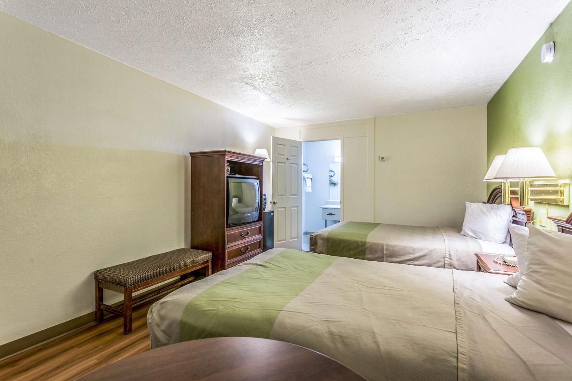 Americas Best Value Inn Edgewood 2 Double Beds Accessible Non-Smoking Roll In Shower 3