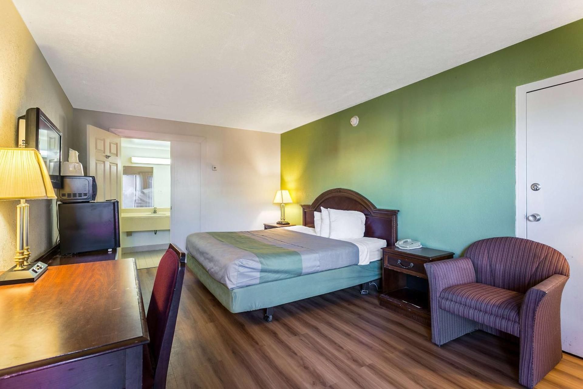 1 King Bed Non-Smoking