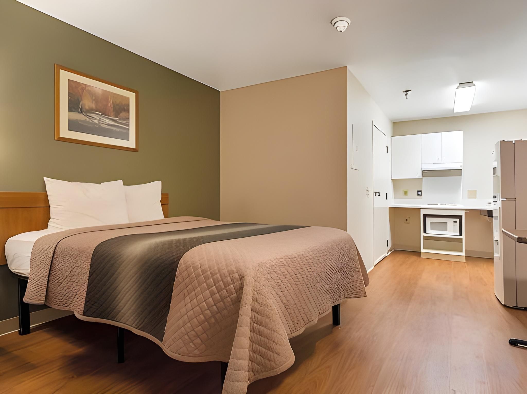 Studio 1 Queen Bed Non-Smoking