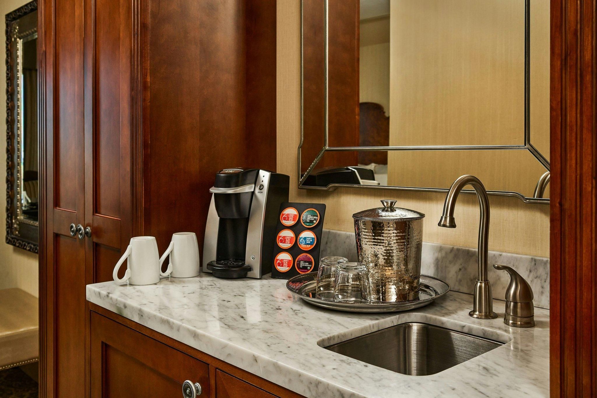 Woolley’s Classic Suites Standard King, Guest room, 1 King 3