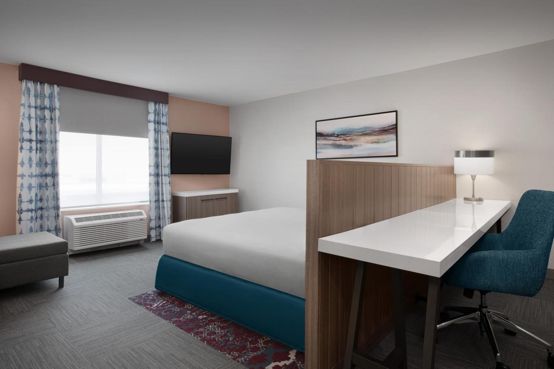 Deluxe King Room with Bath Tub - Mobility Accessible