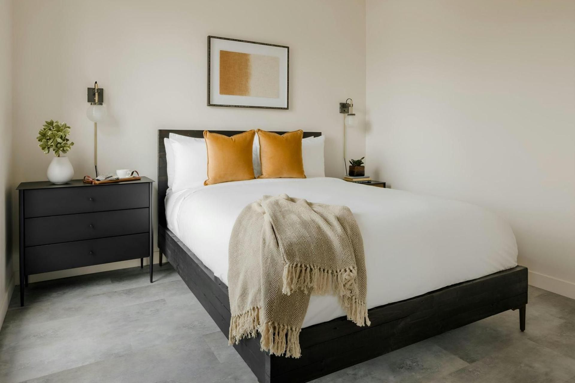 Two-Bedroom Spacious Apartment with Two Queen Beds
