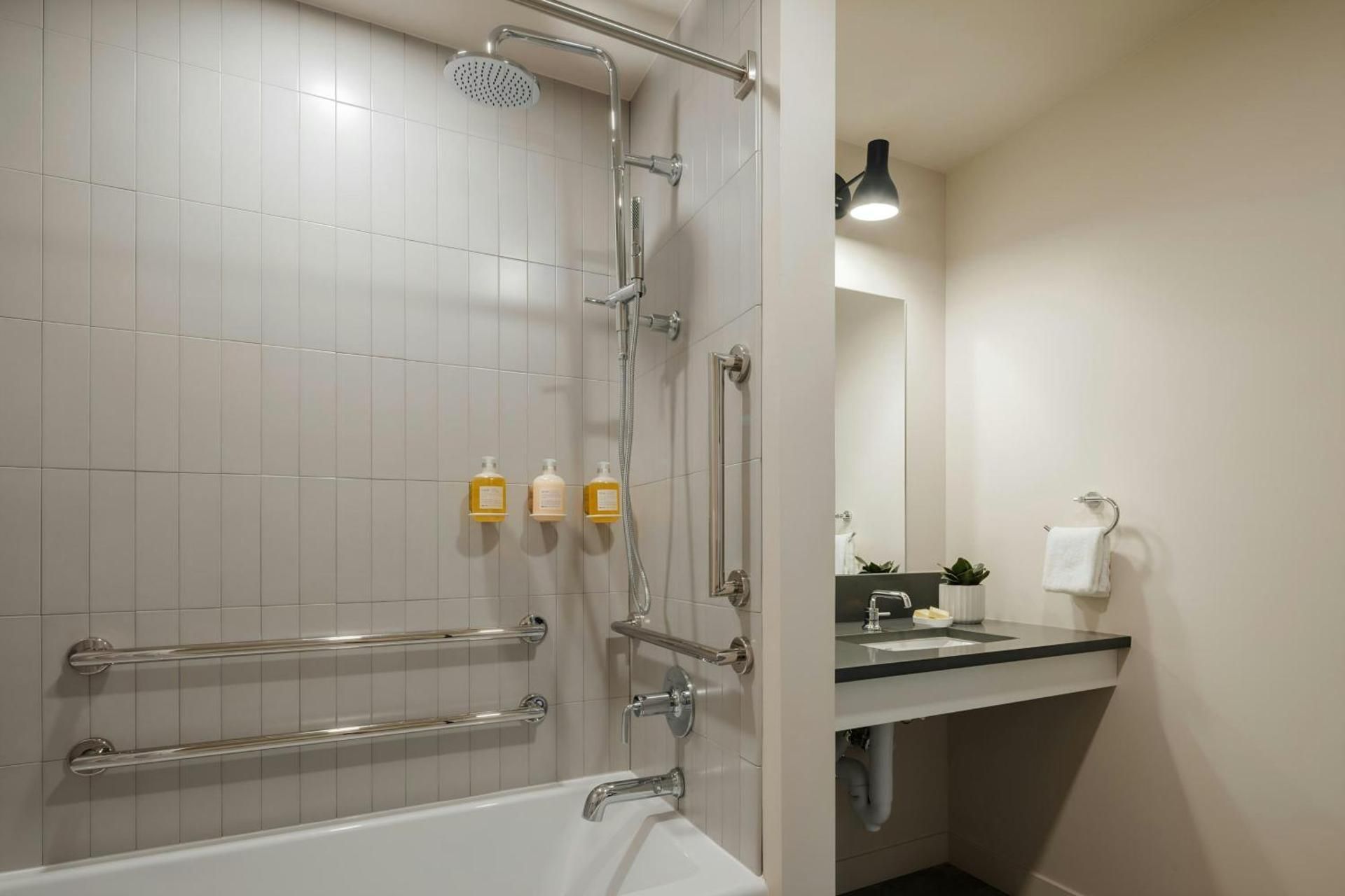 Queen Studio Apartment with Adapted Tub - Mobility Accessible