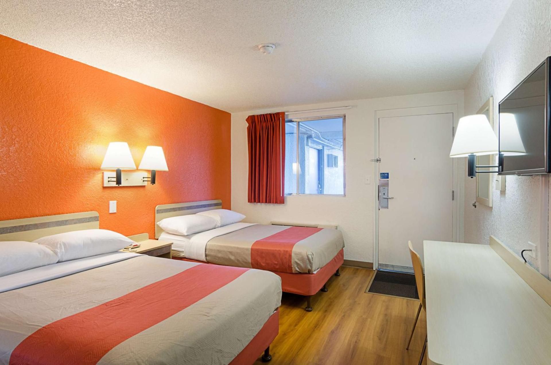 1 Queen Bed