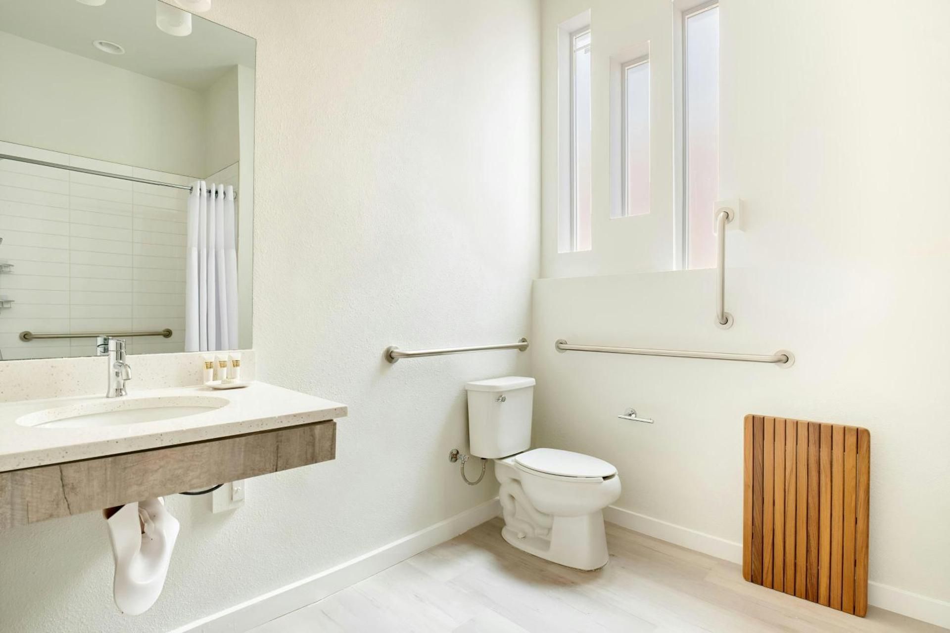 Queen Studio Apartment with Roll-In Shower - Mobility Accessible