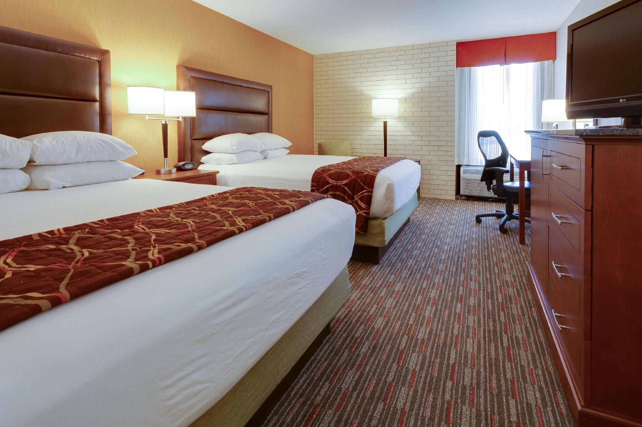 2 Queen Beds Accessible with Tub