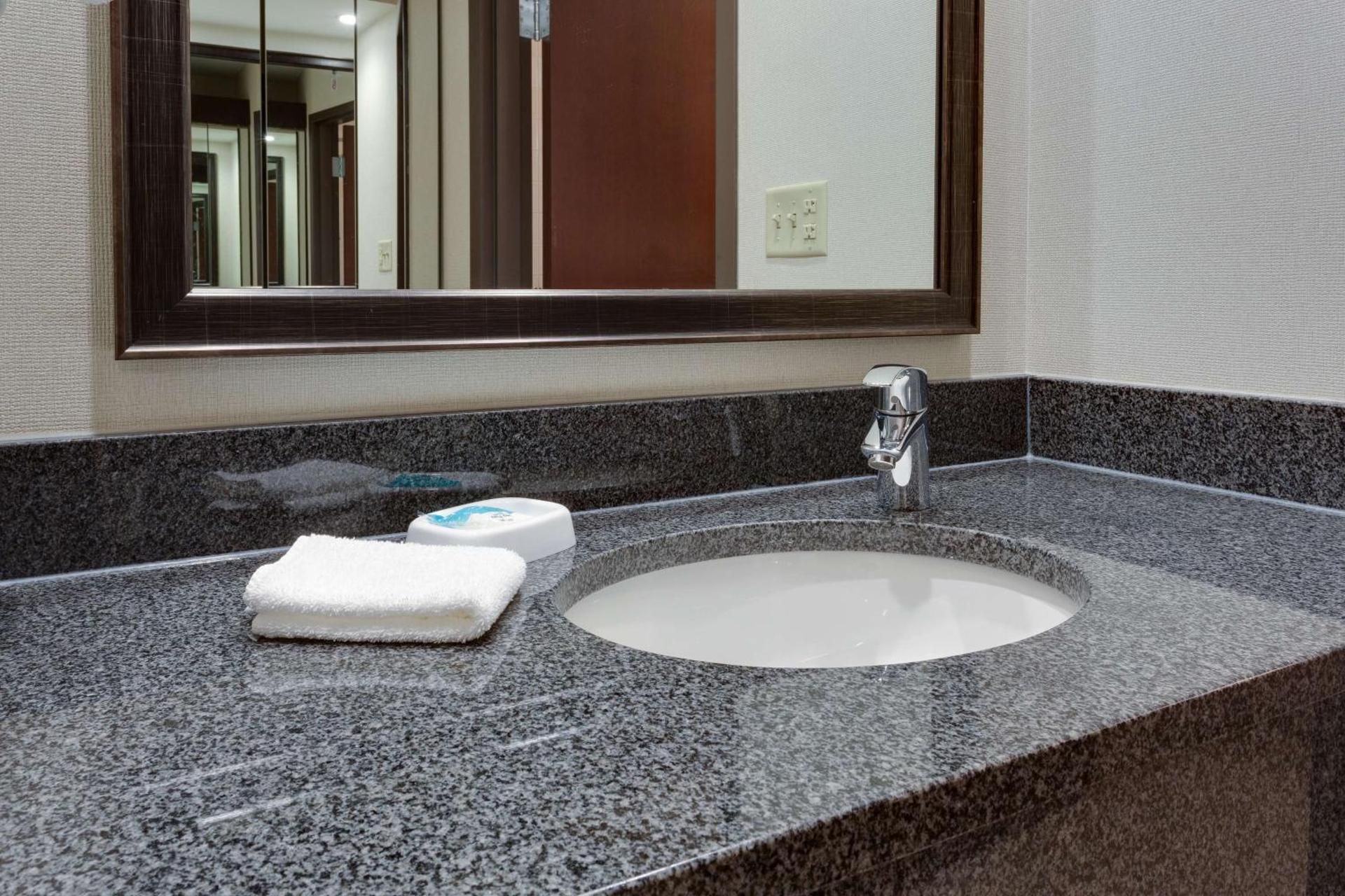 Deluxe King Room - Accessible, Tub