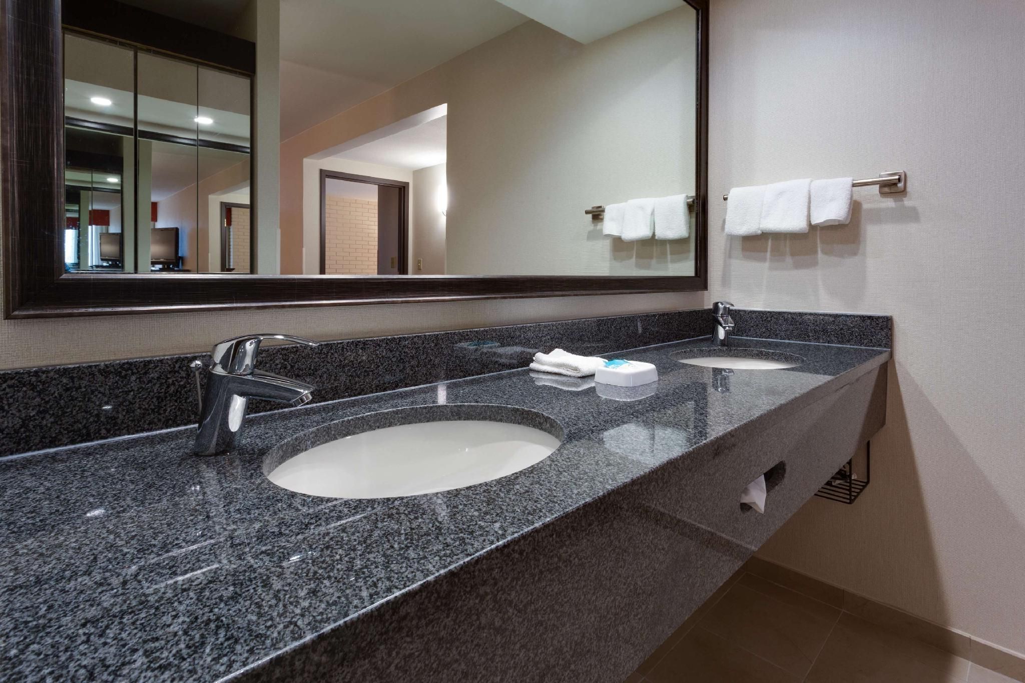 2 Queen Bed Suite, 2 Rooms with Sofa Sleeper, Accessible with Tub