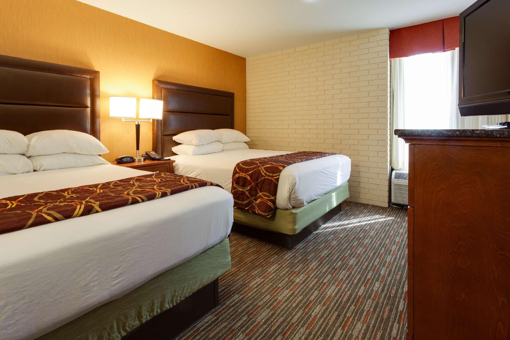 2 Queen Bed Suite, 2 Rooms with Sofa Sleeper, Accessible with Tub