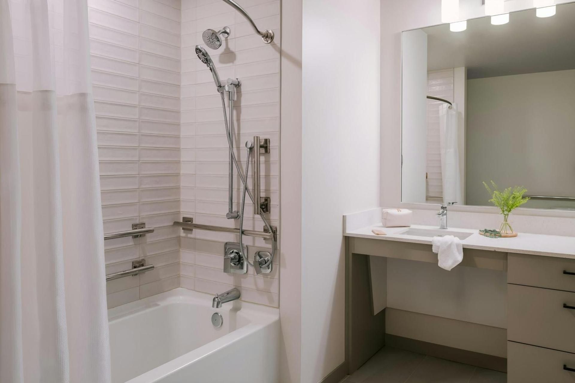 King Studio Apartment with Adapted Tub - Mobility Accessible