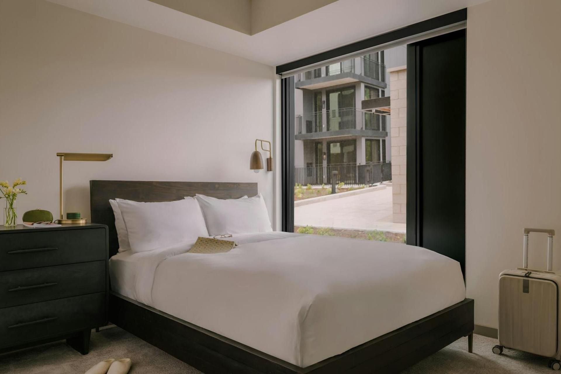 Two-Bedroom Apartment with Two Queen Beds, Sofa Bed, Adapted Tub and Balcony - Mobility Accessible