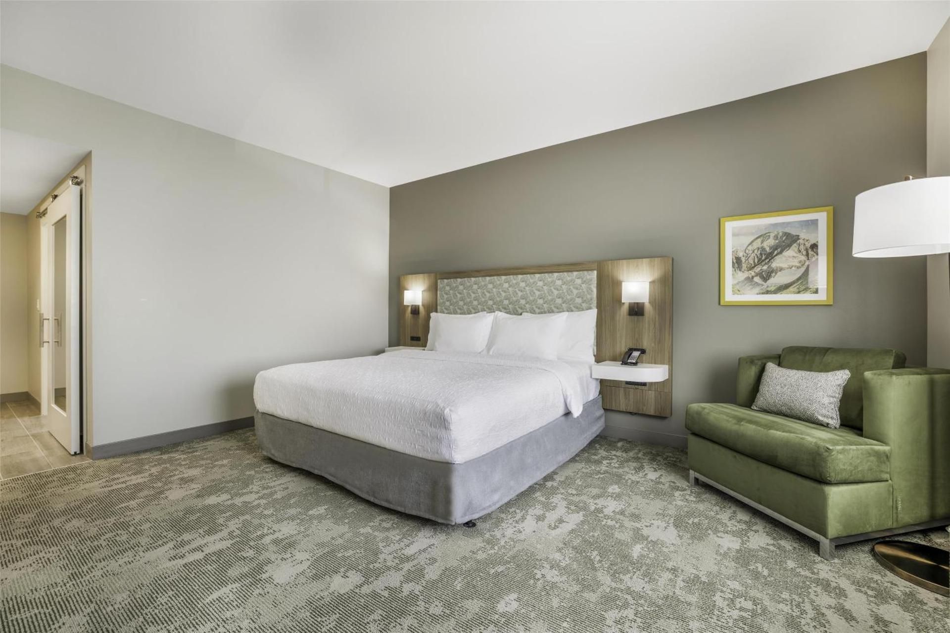 1 King Mobility Access with Tub