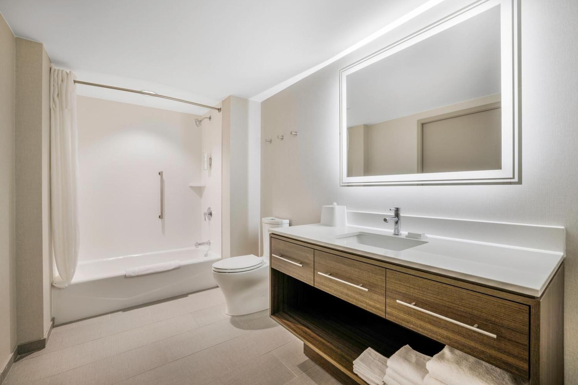 1 Queen Bed Studio Suite