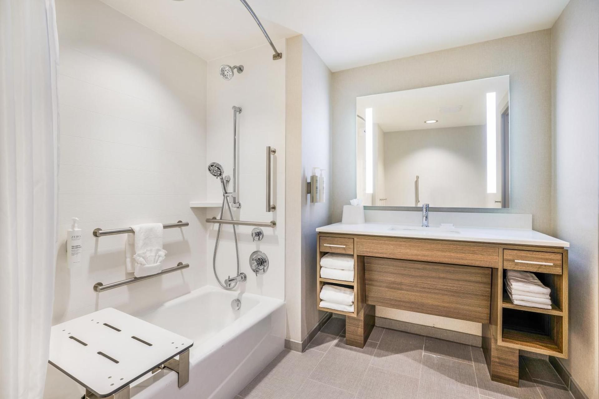 1 Queen Accessible Bathtub Suite Nonsmoking