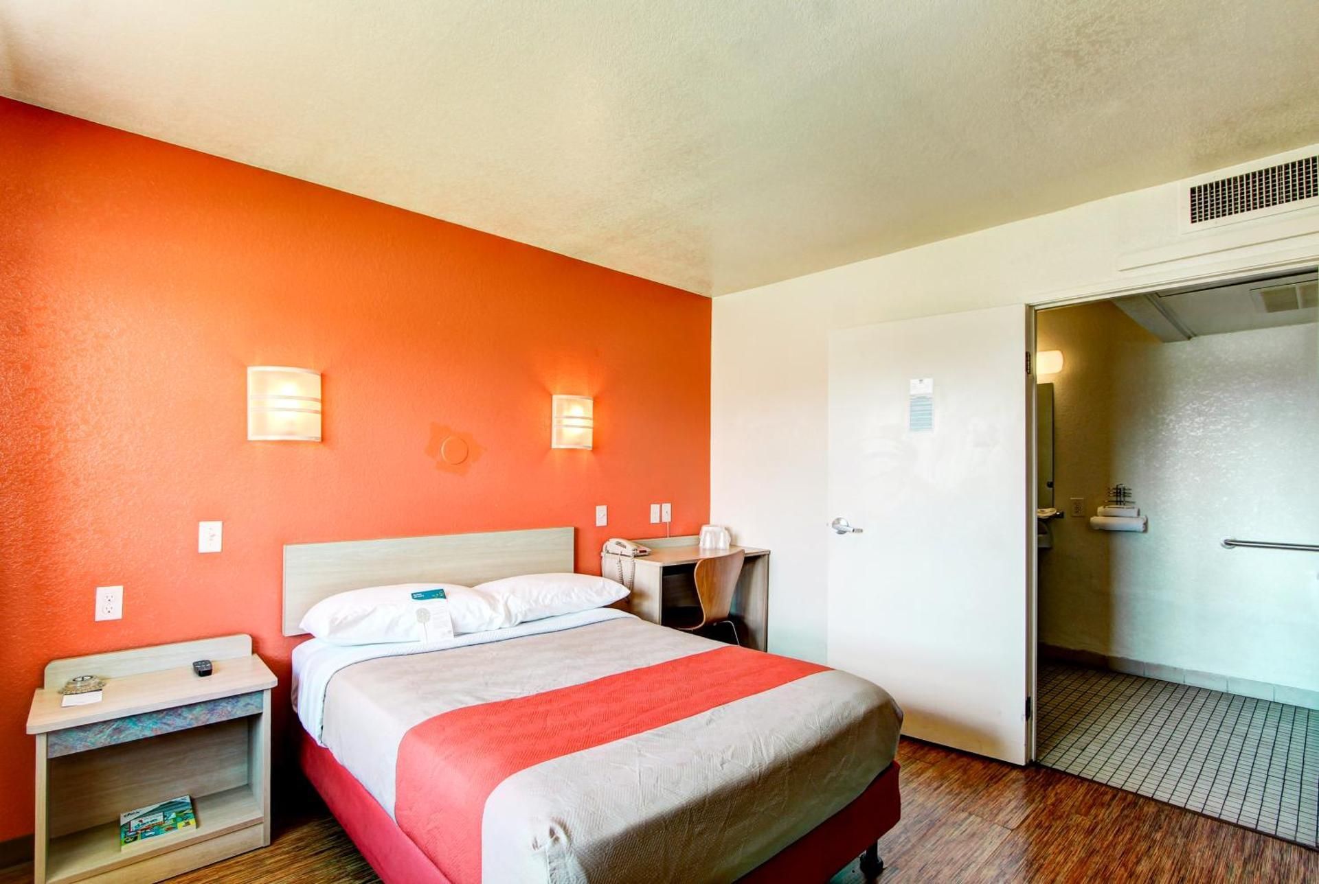 1 Queen Bed |