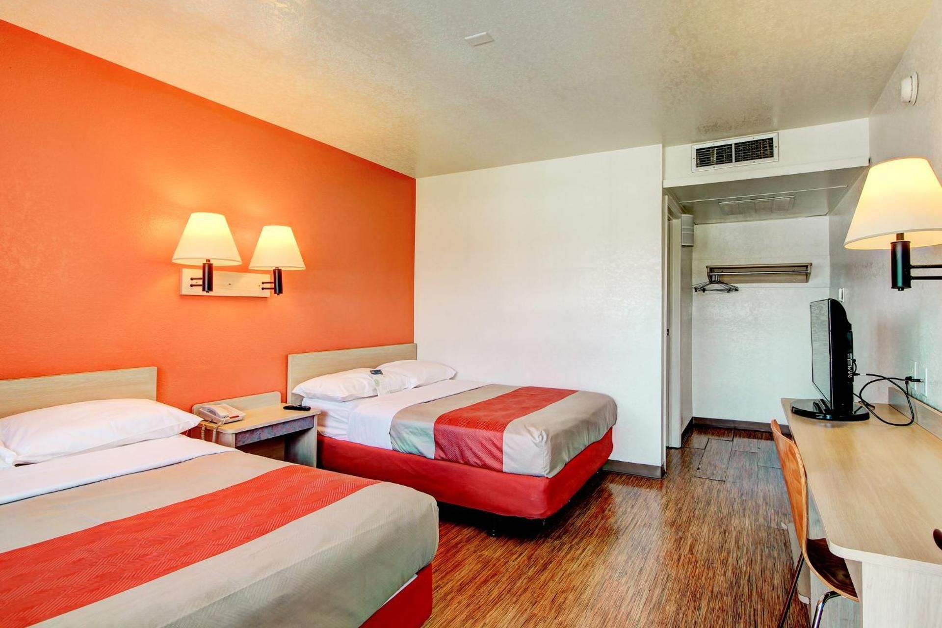2 Full Beds |