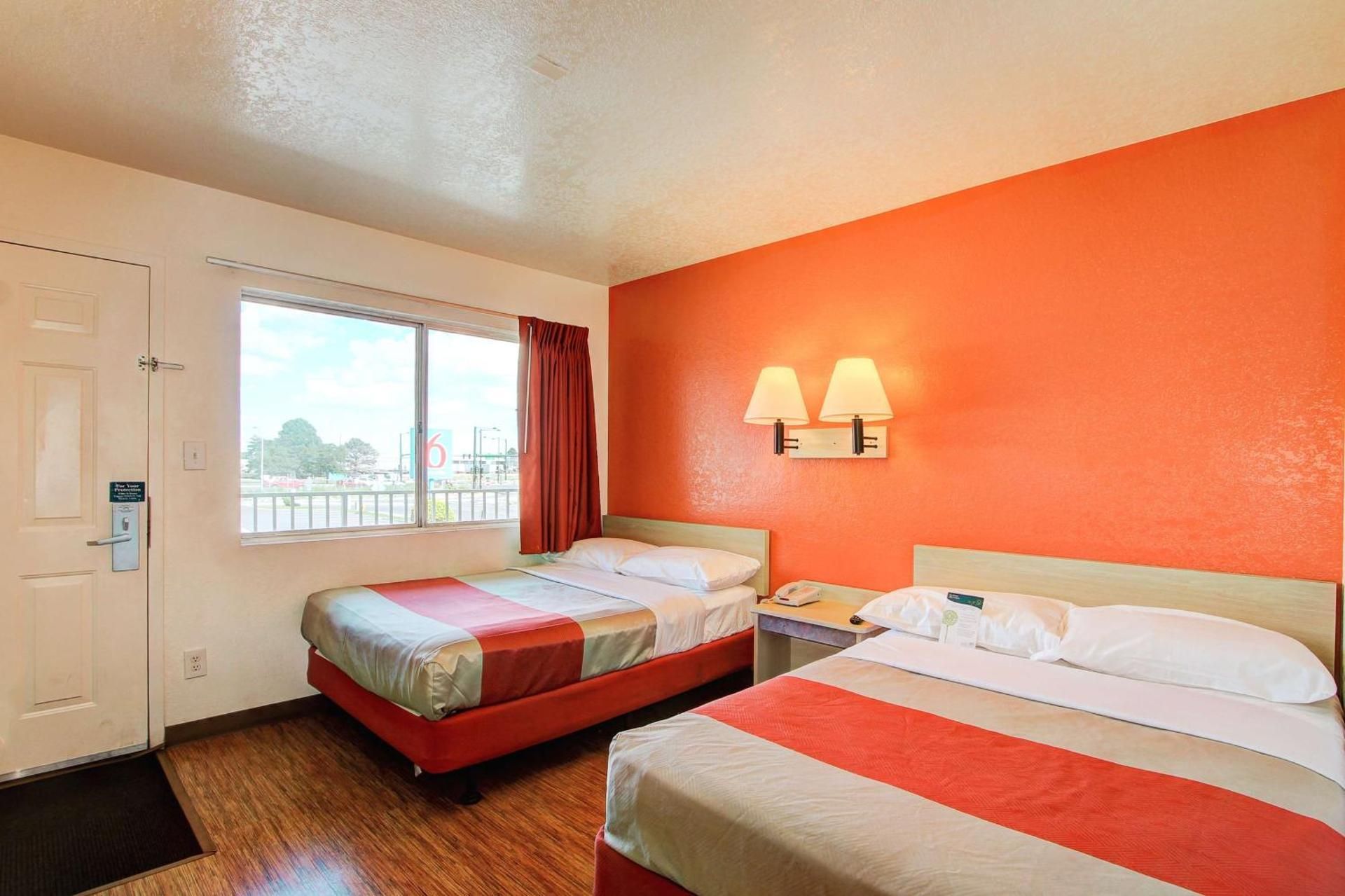 2 Full Beds |