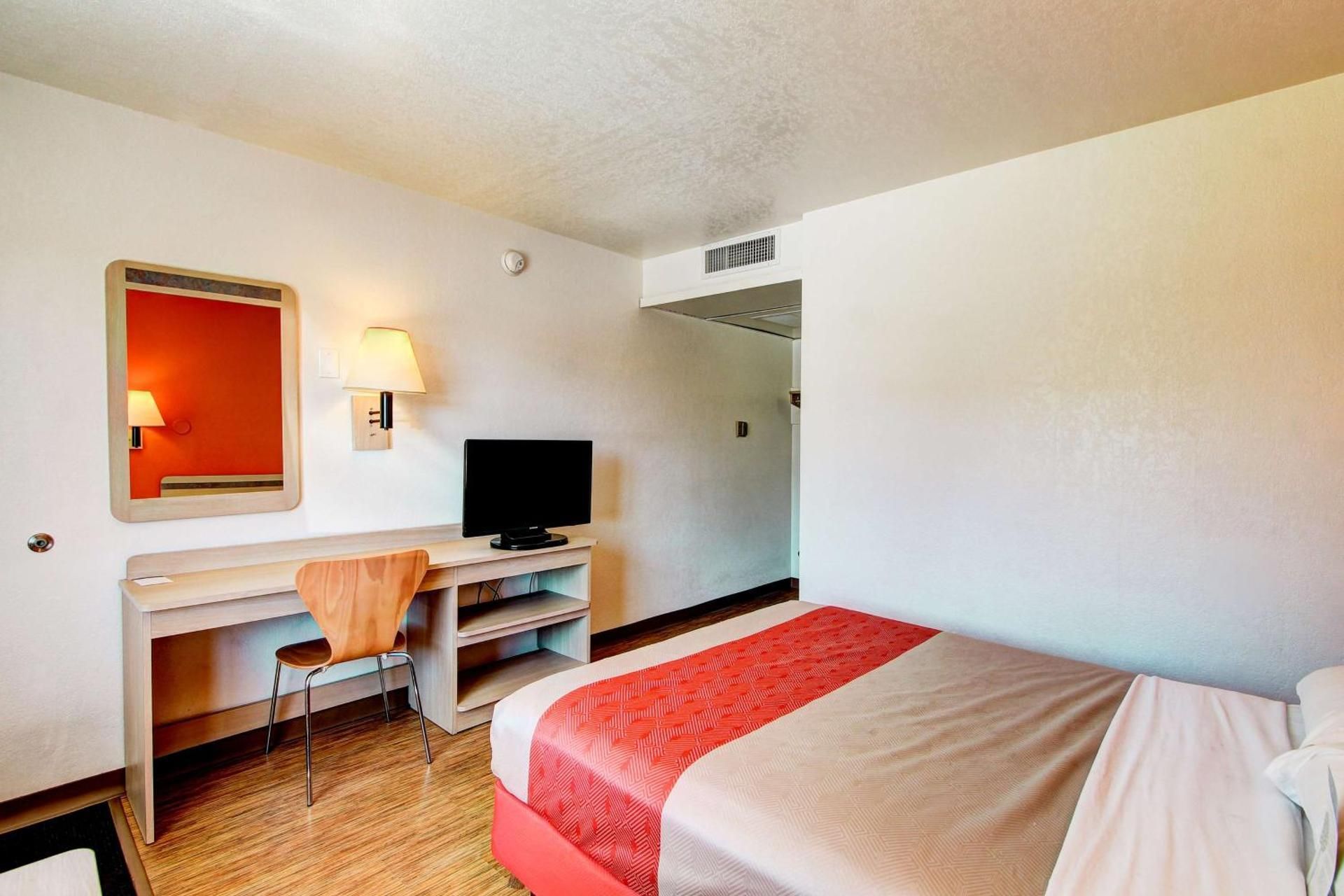 Deluxe Queen Suite