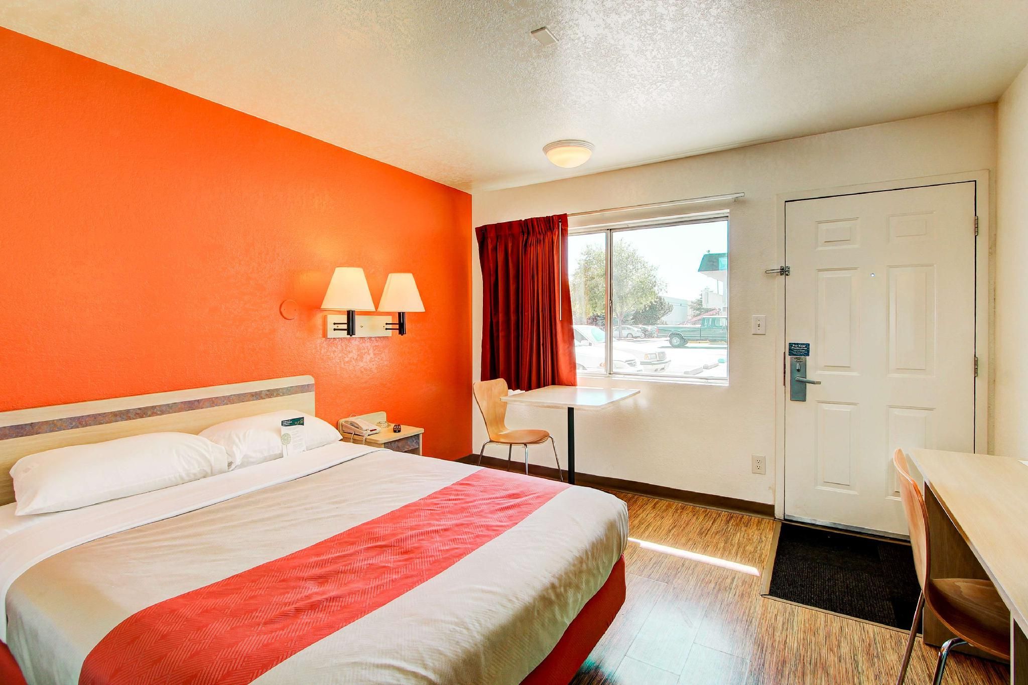 1 Queen Bed | ADA/RI Shower