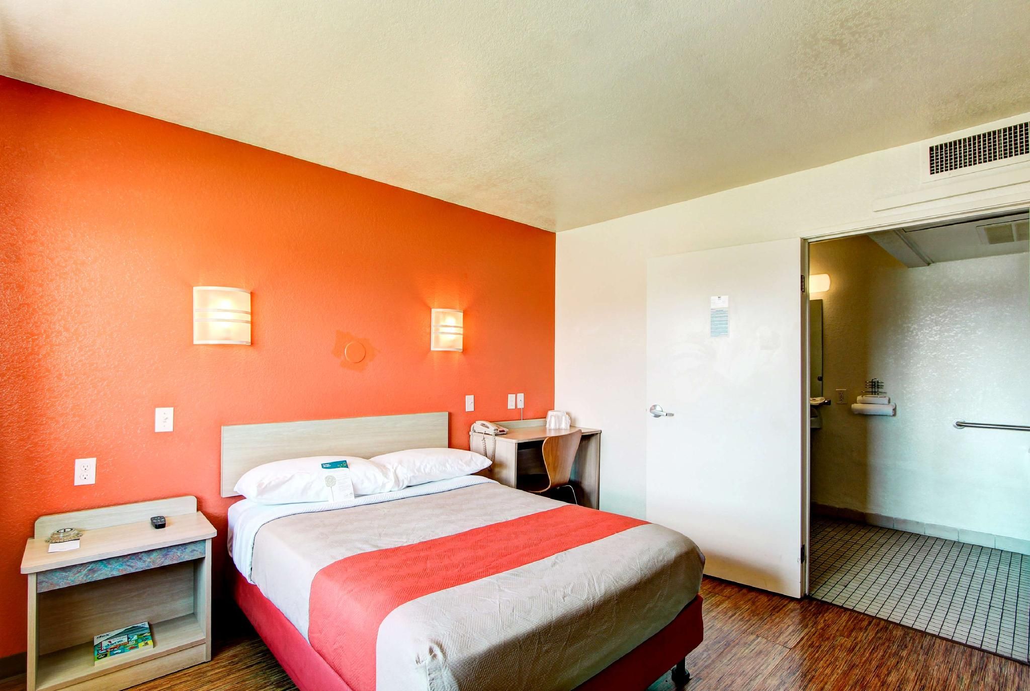 1 Queen Bed | ADA/RI Shower