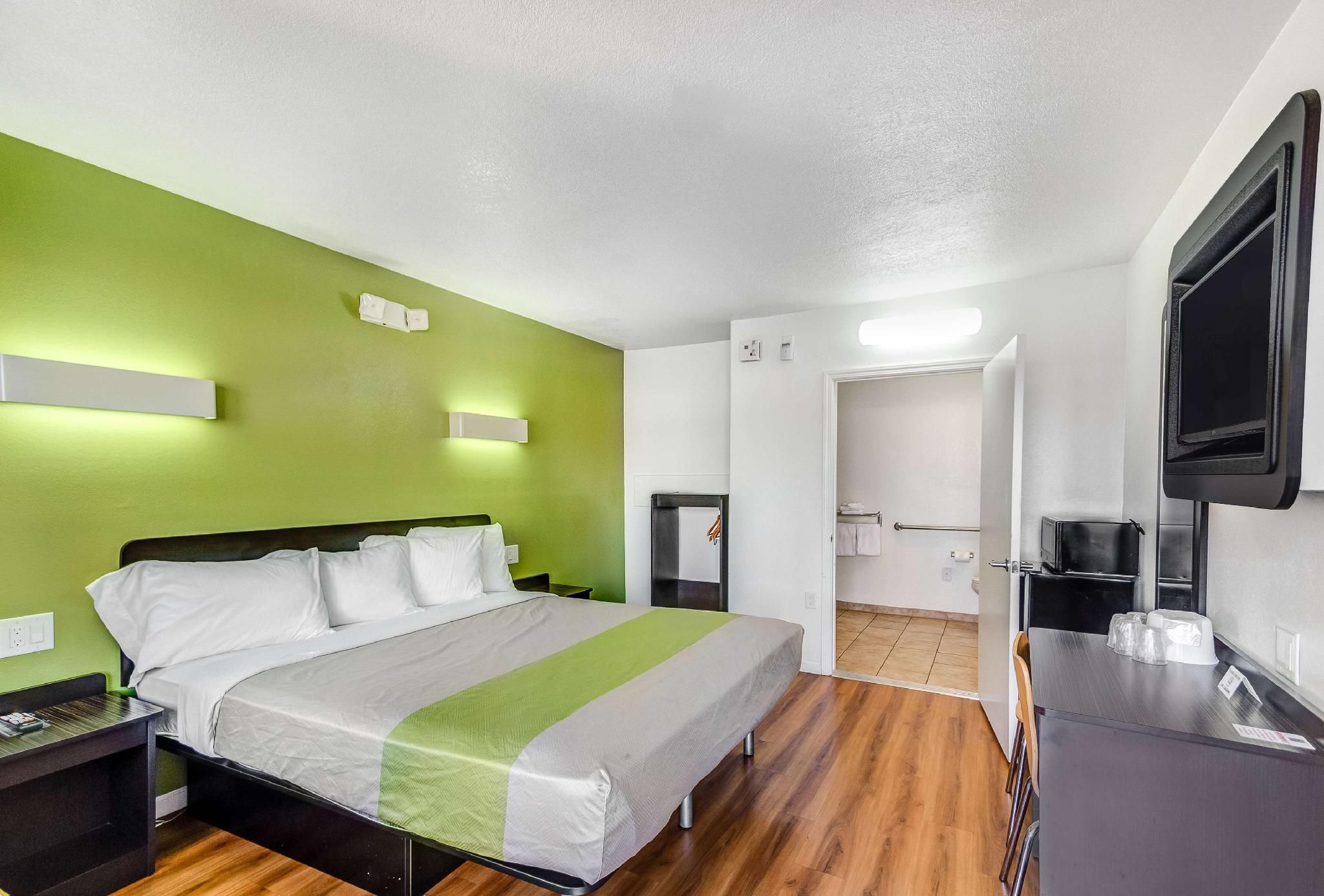 1 King Bed | Smoking, Micfridge