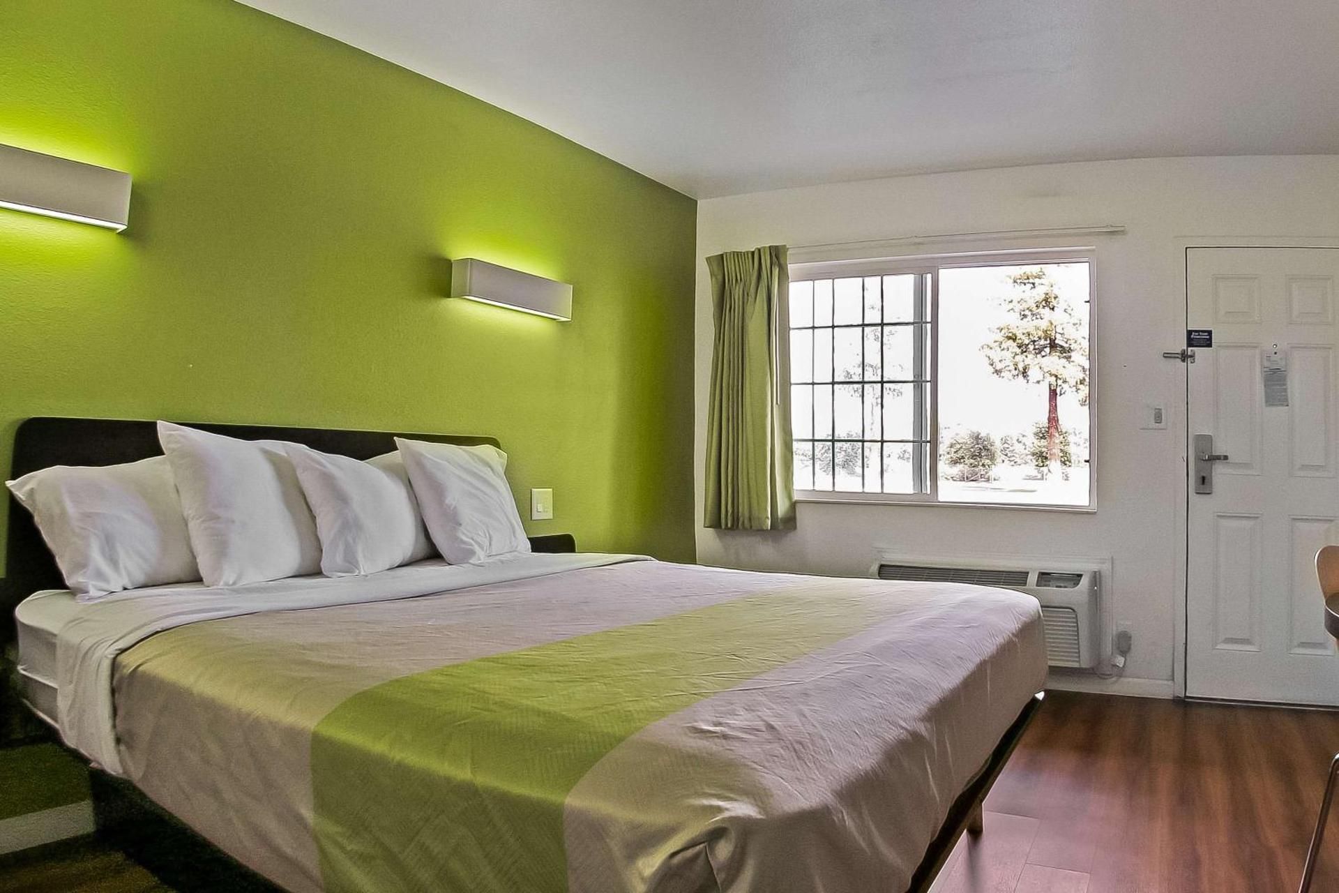 Motel 6 Visalia, CA Deluxe King Room - Smoking	 2